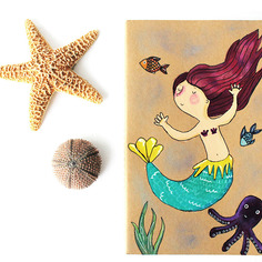 Quaderno  illustrato con sirenetta che nuota nell'oceano 