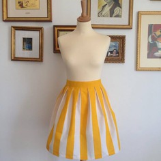 Gonna a pieghe a fantasia rigata bianca e gialla 