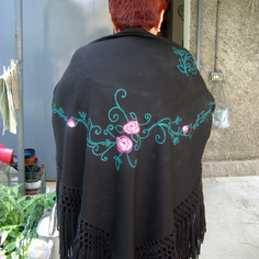 Scialle di lana nero dipinto a mano 