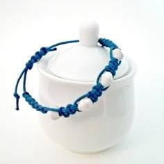 Bracciale blu in cordino macramè con perle di carta bianche 