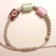 Bracciale  in cordino macramè con perle di carta effetto vetro 