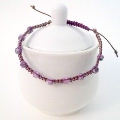 Bracciale viola e beige in cordino macramè con perle di carta 