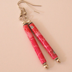 Orecchini con cilindri di carta nei toni del rosa con perline argentate 