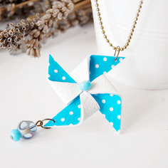 Originale collana a forma di girandola. fatta a mano 