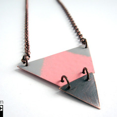 Collana geometrica lunga con ciondolo di rame smaltato geometrie e colori 