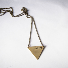 Collana lunga con triangolo e scritta love o parola personalizzata 