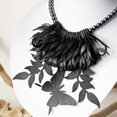 Collana nera farfalla e foglie eco-friendly in camera d'aria ed ematite 