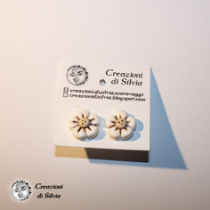Orecchini con fiore beige e bianco in fimo 