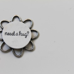 Love charms - ciondoli con messaggi need a hug? 