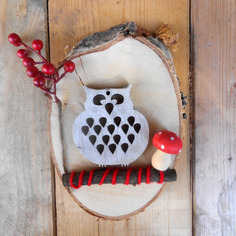 Gufo in legno appollaiato su un rametto 