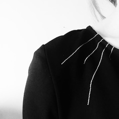 Abito nero con linee in contrasto 