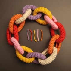 Collana catena all'uncinetto di lana multicolor 