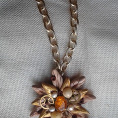 Collana fiore con ingranaggi 