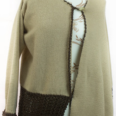 Giacca/mantella in lana lavorata ai ferri e macchina da maglieria 