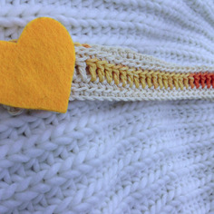 Floofymoofy headband - fascia per capelli realizzata all'uncinetto con cuore in feltro