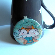 Calamita rotond illustrata. volpe in inverno con tazza di tè 