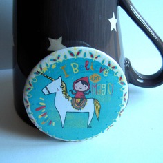 Calamita rotonda illustrata. bimba con unicorno 