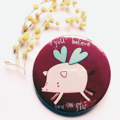 Spilla maxi rotonda illustrata. maialino positivo 