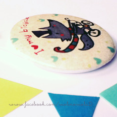 Portachiavi rotondo illustrato. lupo in bicicletta 