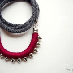 Collana lunga con ciondolo mezzaluna in cotone color rosso borgogna, borchie argentate e cordoncino in cotone color grafite- 