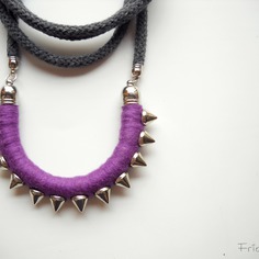 Collana lunga con ciondolo mezzaluna in cotone color viola ametista, borchie argentate e cordoncino in cotone color grafite- 