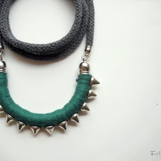 Collana lunga con ciondolo mezzaluna in cotone color verde scuro, borchie argentate e cordoncino in cotone color grafite- 