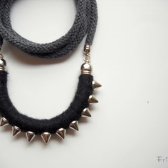 Collana lunga con ciondolo mezzaluna in cotone di colore nero, borchie argentate e cordoncino in cotone color grafite-  millechiodi 