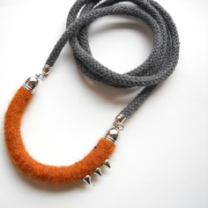 Collana lunga con ciondolo mezzaluna in lana color ruggine, borchie argentate e cordoncino in cotone color grafite-  millechiodi 