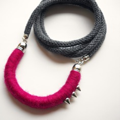 Collana lunga con ciondolo mezzaluna in lana color vinaccia, borchie argentate e cordoncino in cotone color grafite-  millechiodi 