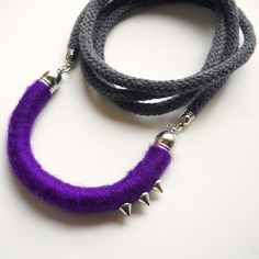 Collana lunga con ciondolo mezzaluna in lana color prugna, borchie argentate e cordoncino in cotone color grafite-  millechiodi 