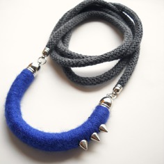 Collana lunga con ciondolo mezzaluna in lana color blu royal, borchie argentate e cordoncino in cotone color grafite- 