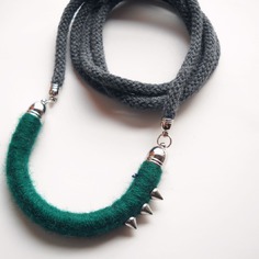 Collana lunga con ciondolo mezzaluna in lana color smeraldo, borchie argentate e cordoncino in cotone color grafite-  millechiodi 