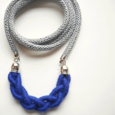 Collana lunga con cordoncino in cotone e treccia in lana color blu royal- milleintrecci collezione inverno 