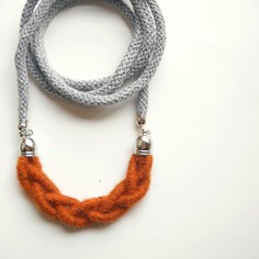 Collana lunga con cordoncino in cotone e treccia in lana color ruggine- milleintrecci collezione inverno 