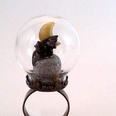 Anello con pipistrello e luna in cupola di vetro 