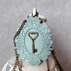 Collana lunga con chiave incastonata in cammeo verde chiaro 