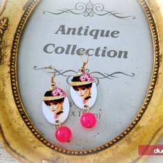 Orecchini con grafica vintage e pendenti fucsia