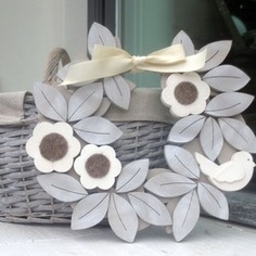 Ghirlanda in legno sbiancato 33 cm diametro con decorazioni a margherita, 