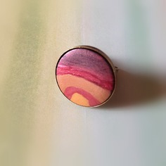 Anello in legno dipinto a mano montato su base in metallo 