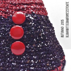 Cappello a calottina anni 30 in fettuccia di cotone nera e rossa con bottoni 