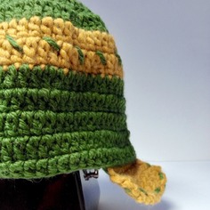 Cappello in lana lavorato all'uncinetto con "para orecchie" verde e giallo 