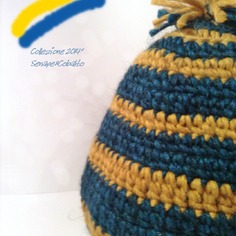 Cappello in lana senape &amp; cobalto con pom- pon 