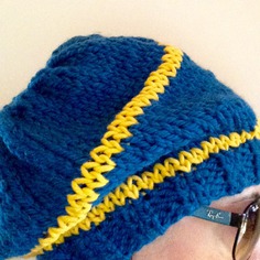 Cappello morbido in lana blu petrolio e giallo 