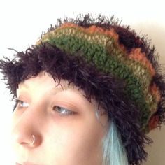 Colbacco in lana e lana peluche multicolore lavorato all'uncinetto 