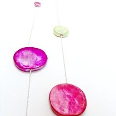 Collana lunga "satelliti" con catenella in argento e decori in argilla dipinti a mano 