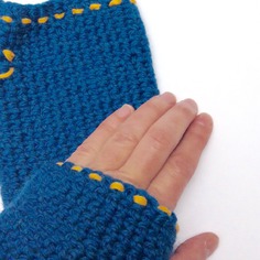 Mezzi guanti in lana blu petrolio decorati 