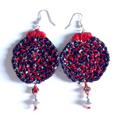 Orecchini in fettuccia di cotone con pendente in perle e metallo 