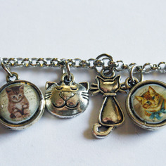 Braccialetto con ciondoli in resina *gatti vintage* 