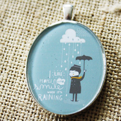 Ciondolo cammeo in resina  *mi piacciono le persone che sorridono quando fuori piove* 