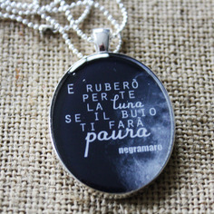 Collana con cammeo in resina *e ruberò per te la luna, se il buio ti farà paura.* da "e ruberò per te la luna" dei negramaro 